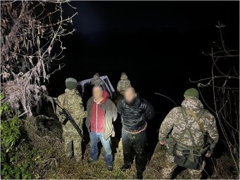 Двоє чоловіків намагалися подолати Дністер на матрацах. З’явилося відео