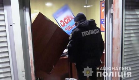 В Киеве двое мужчин напали на кредитное учреждение. Появилось видео