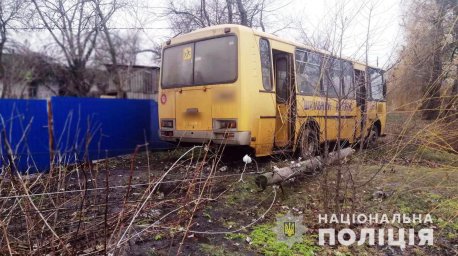 В Полтавской области школьный автобус врезался в столб