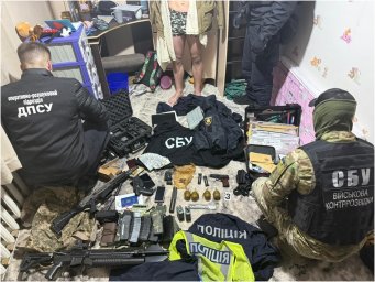 Прикордонники затримали організатора переправлення чоловіків за кордон з арсеналом зброї. З’явилося 