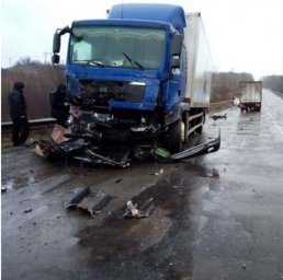 На трассе М-22 произошло столкновение фуры и легкового авто. Два человека погибли
