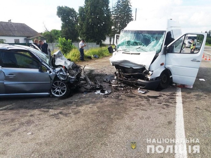 В ДТП в Черниговской области пострадало десять человек
