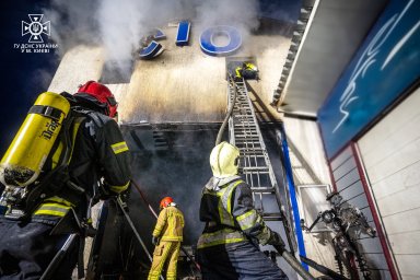 В Києві під час пожежі на СТО постраждав чоловік. З’явилось відео