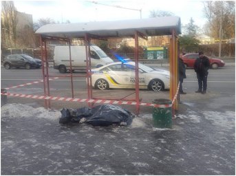 В Киеве на остановке умер мужчина