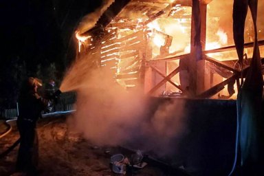 При пожаре в Балаклее пострадал мужчина. Появилось видео