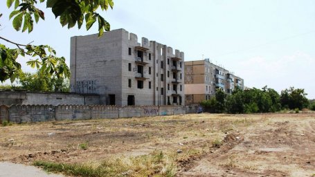 В Никополе ребенок упал с недостроенного здания. Появилось видео