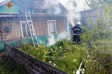 У Межовій під час пожежі постраждав літній чоловік