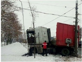 В Киеве произошло серьезное ДТП с панелевозом