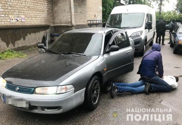 В Запорожье мужчина с наркотиками оказал сопротивление полицейским