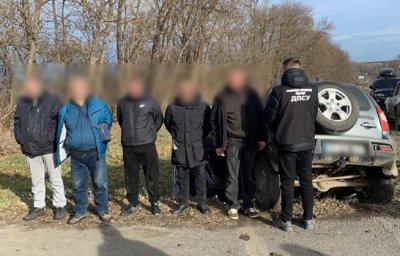 Авто з порушниками-втікачами перевернулосяся у кювет біля кордону з Молдовою. З’явилося відео