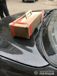В Херсоне мужчина обнаружил на капоте машины коробку с горючей смесью