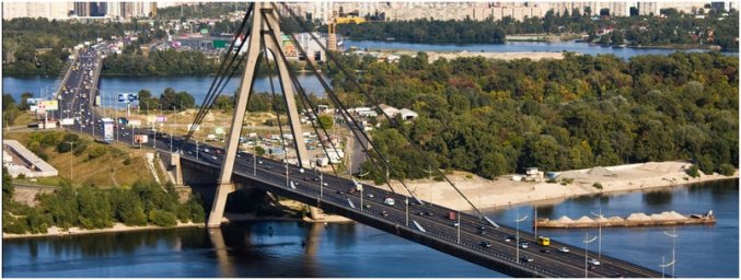 В Киеве мужчина пытался совершить суицид, но помешали патрульные. Появилось видео