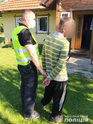 В Ивано-Франковской области мужчина стрелял в полицейских и угрожал гранатой
