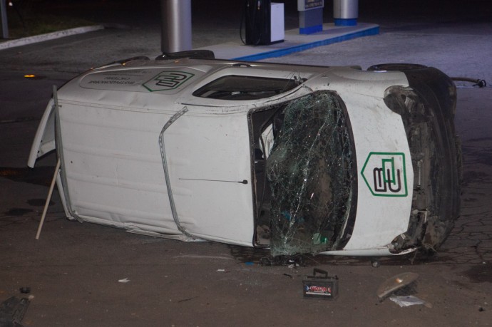 В Днепре автомобиль упал с моста на заправку