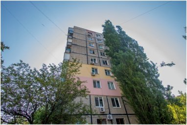 В Днепре из окна многоэтажного дома выпала пожилая женщина
