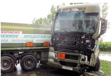 В Горловке бензовоз снес несколько деревьев и столбов. Фото