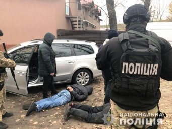 В Броварах двое мужчин подожгли автомобиль. Появилось видео