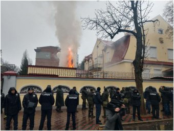 В Харькове активисты провели протестные акции под посольством РФ