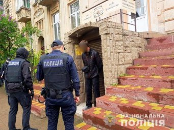 В Ивано-Франковске мужчина с оружием бросался на людей. Появилось видео