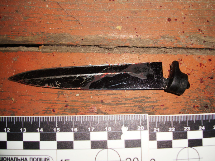 У Конотопі чоловік спричинив ножові поранення двом жінкам