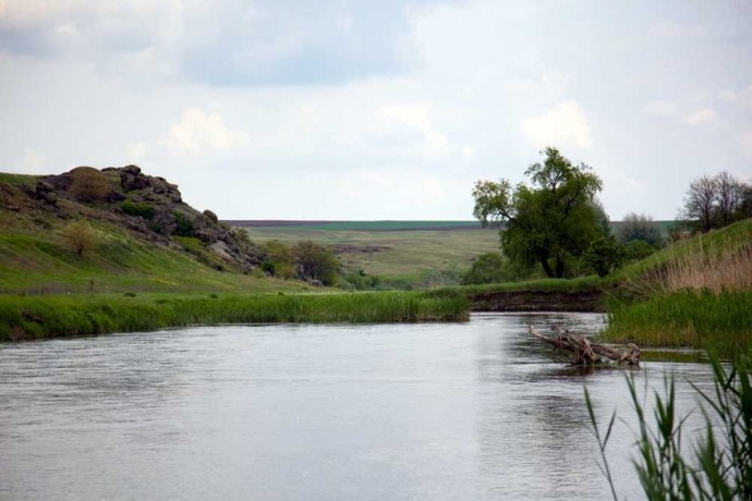 В пгт. Комсомольском из Кальмиуса достали тело мужчины