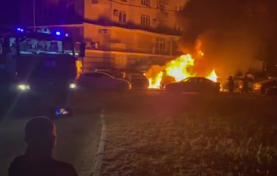 В Киеве сгорело три автомобиля. Появилось видео