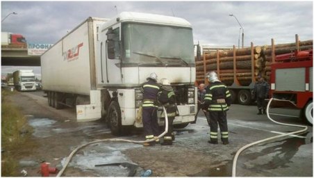 Под Киевом на Броварской окружной загорелась фура