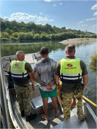 З’явилося відео затримання чоловіка, який намагався незаконно перетнути кордон Дністром