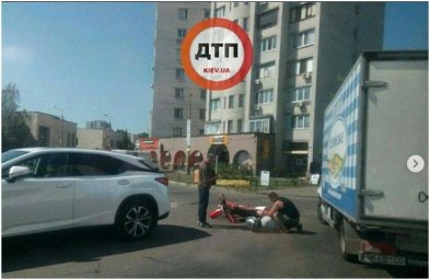 В Киеве столкнулись мотоцикл с грузовик. Есть пострадавшие