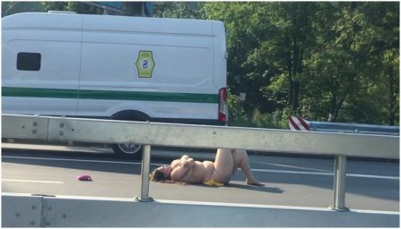 В Киеве женщина в костюме Евы искала жениха