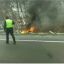 На Обуховской трассе авто слетело в кювет и вспыхнуло. Появилось видео