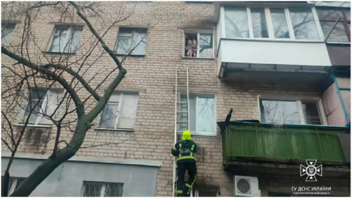 В Павлограді рятувальники зняли з підвіконня квартири двох малолітніх дітей