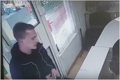 В Киеве среди бела дня ограбили кредитное учреждение. Появилось видео