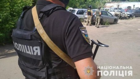 В Полтаве мужчина захватил заложника и угрожает взрывом