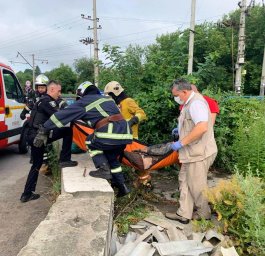 В Ровно женщина провалилась в канализационный колодец