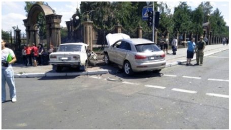 В Енакиево столкнулись «Audi» и «ВАЗ» и врезались в церковную ограду. Фото