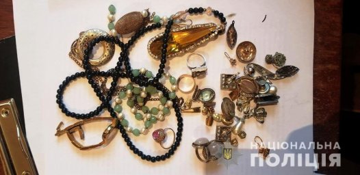 В Никополе совершено разбойное нападение на пожилую женщину. Появилось видео