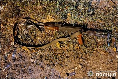 В селі Олешин чоловік розстріляв два службових авто та поранив поліцейського і цивільного