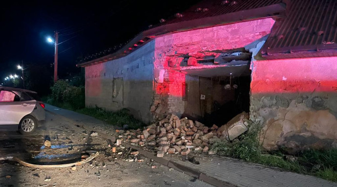 У Рудках автомобіль врізався у житловий будинок