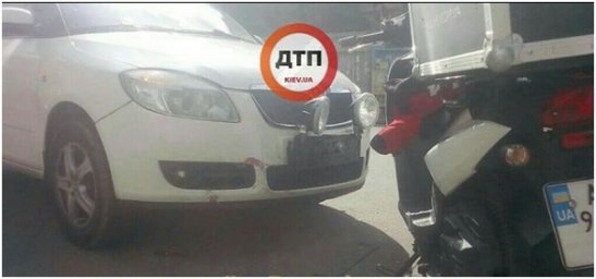 В Киеве автомобиль Skoda и скутер не поделили дорогу. Случилось ДТП