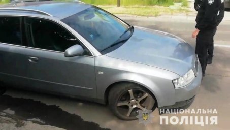 В Днепре мужчины напали на полицейских. Появилось видео