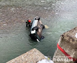 Во Львовской области машина сорвалась в реку