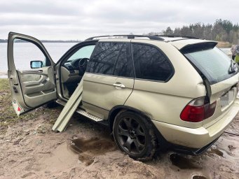 У Рівненській області в озеро з’їхав автомобіль з людьми