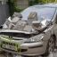 В Днепре на автомобиль упала часть стены. Появилось видео