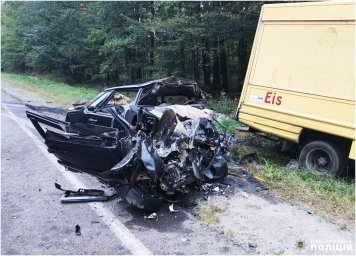 На автодорозі «Городище-Рівне-Старокостянтинів» зіткнулися два авто. Водій легковика загинув