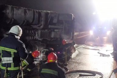 В Хмельницкой области на ходу перевернулся грузовик. Появилось видео