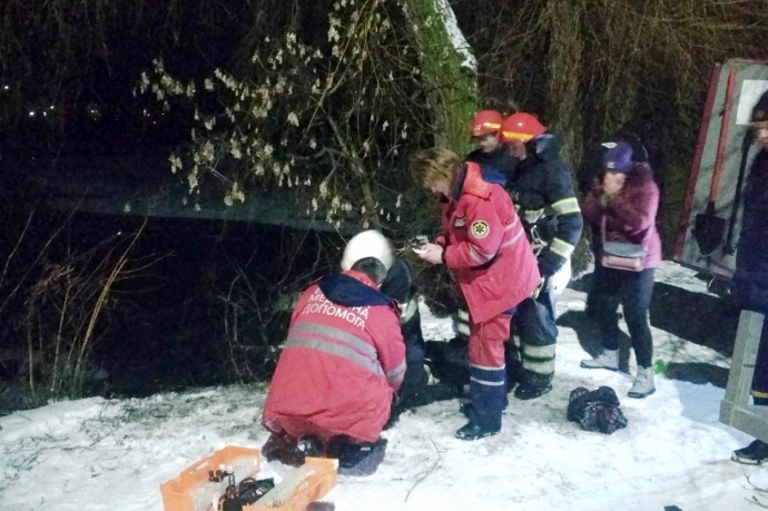 В Красилове двое мужчин провалились под лед. Появилось видео