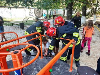 В Ровно спасатели выручили ребенка на детской площадке