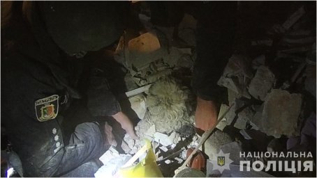 У Кривому Розі поліцейські та представники ДСНС врятували собаку з під завалів. З’явилося відео