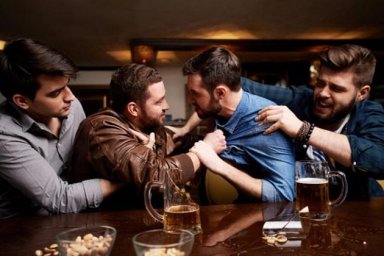 В Ужгороді двоє чоловіків побили містянина